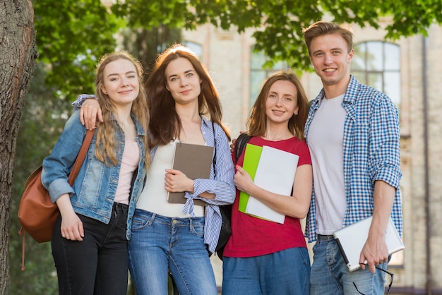 写真 校舎の前で若い学生たちのグループ