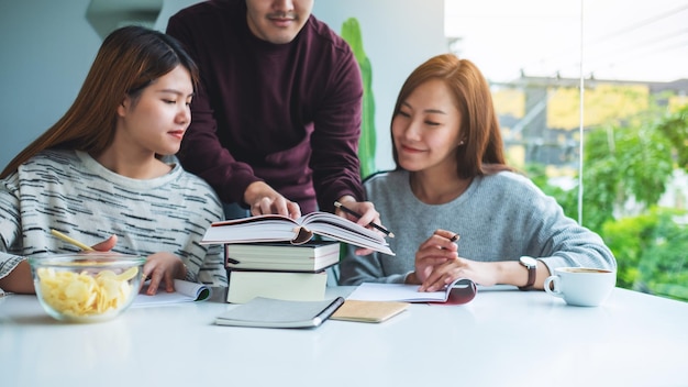 写真 一緒にワークブックを指導し、追いつく若い学生のグループ