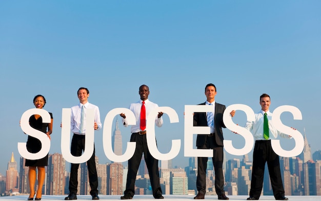 Photo a group of office workers holding success letters.