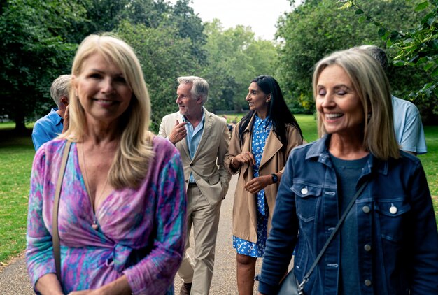 Photo group of old friends spending time together in the main parts of london visiting the westminster area and st james park old buddies reunion concept about third age and seniority