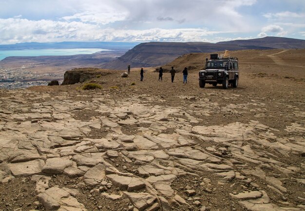 Foto gruppo di persone e auto 4x4 in alta montagna a el calafate