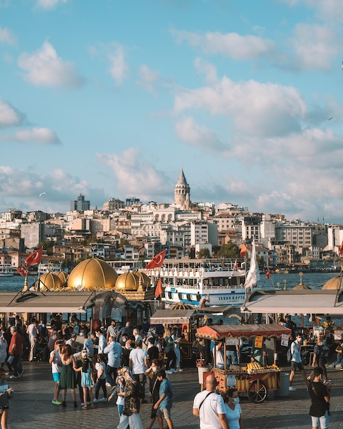 Photo group of people against buildings in city