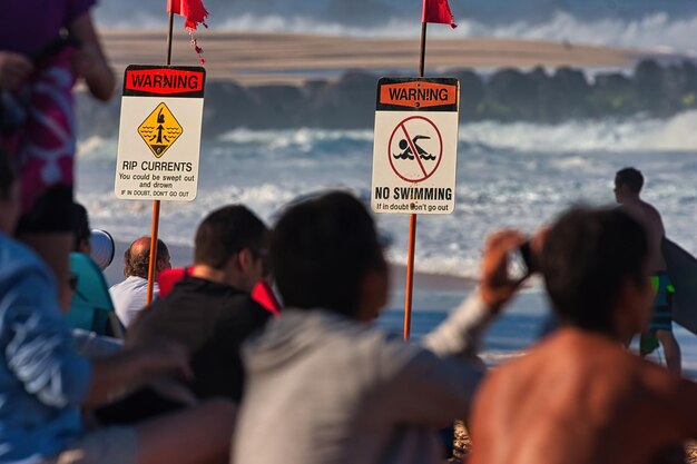 Foto gruppo di persone contro il mare