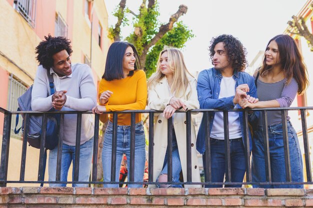 Photo group of people against the wall