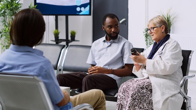 Photo a group of people are having a discussion in a conference room.