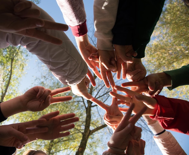 Photo a group of people are holding hands with the number 3 on them.