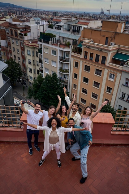 Photo a group of people are posing for a picture on a rooftop