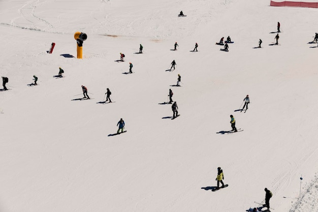 Photo a group of people are skiing on a snowy hill.