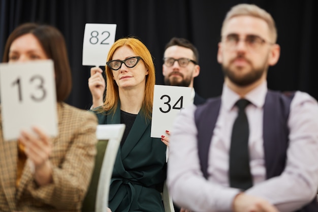 Foto gruppo di persone all'asta