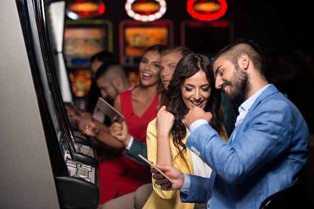 Группа людей у автомата в казино