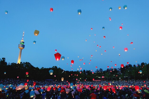 Photo group of people in balloons against blue sky