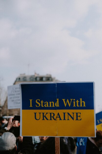 Группа людей и баннер солидарности с Украиной