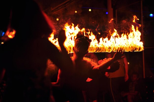 Foto gruppo di persone vicino al fuoco di notte