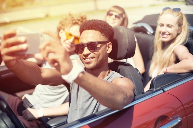 Photo group of people in car