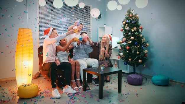 Foto gruppo di persone nell'albero di natale