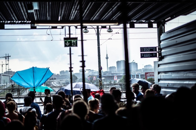 Photo group of people on city street against buildings