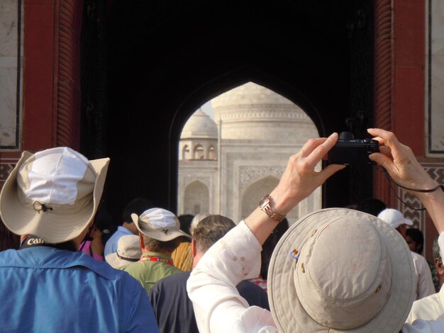 Foto gruppo di persone che scattano la foto del taj mahal