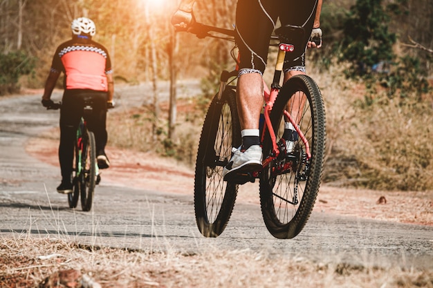 Un gruppo di persone in bicicletta, esercizio fisico insieme felice.