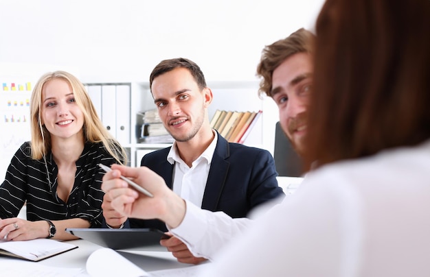 Foto gruppo di persone che deliberano sulla lavagna bianca