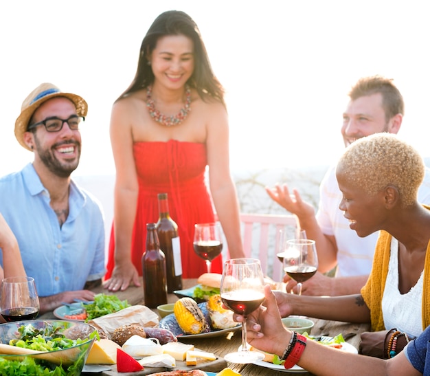 Gruppo di persone che pranza concetto