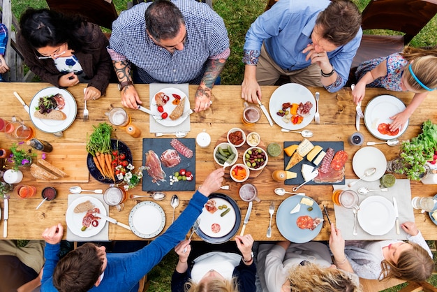 Foto gruppo di persone che pranza concetto