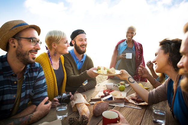 Foto gruppo di persone che pranza concetto di unità