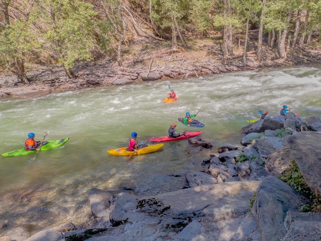 Foto gruppo di persone che fanno rafting