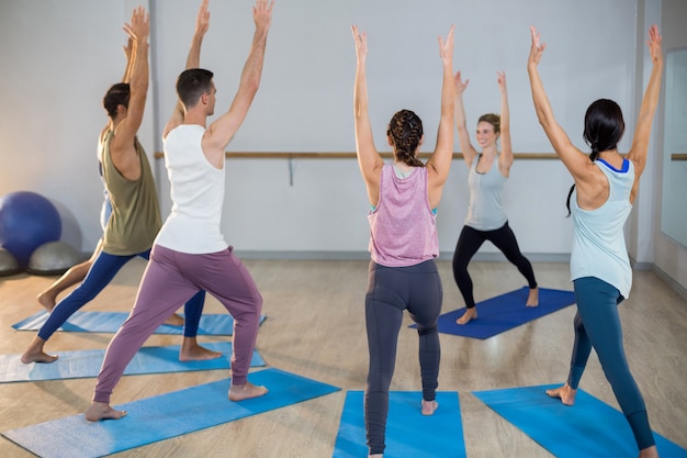 Gruppo di persone che fanno yoga