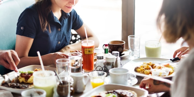 昼食コンセプトを食べる人々のグループ