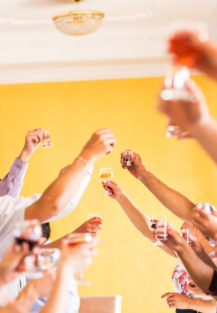 Foto gruppo di persone che si divertono sullo sfondo