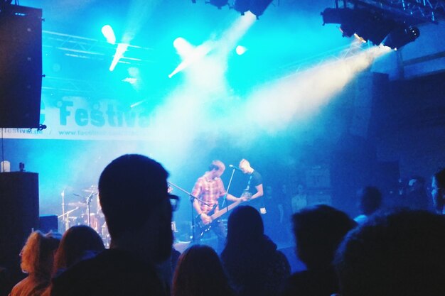 Photo group of people enjoying at concert