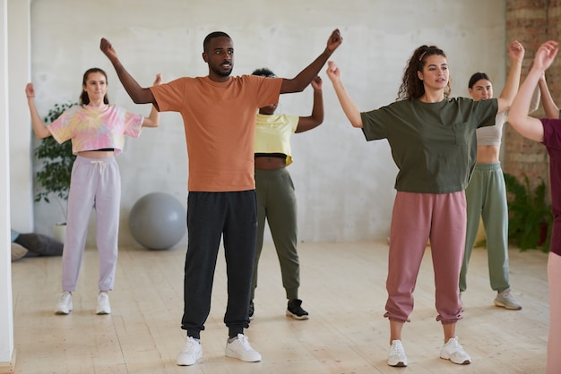 Photo group of people exercising during gymnastics classes in health club