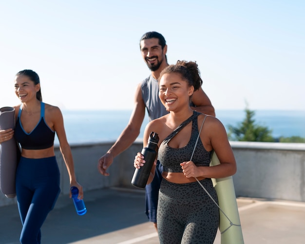 Photo group of people exercising together outdoors