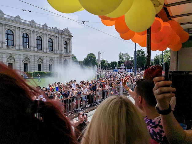 Photo group of people in front of building