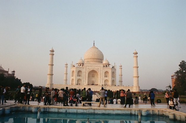 Photo group of people in front of building