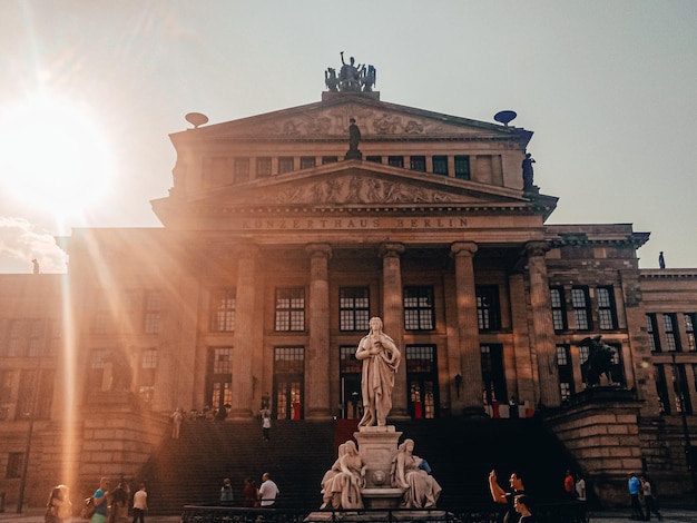 Photo group of people in front of building