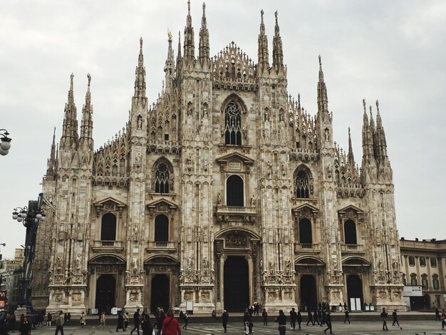 Foto gruppo di persone davanti alla cattedrale