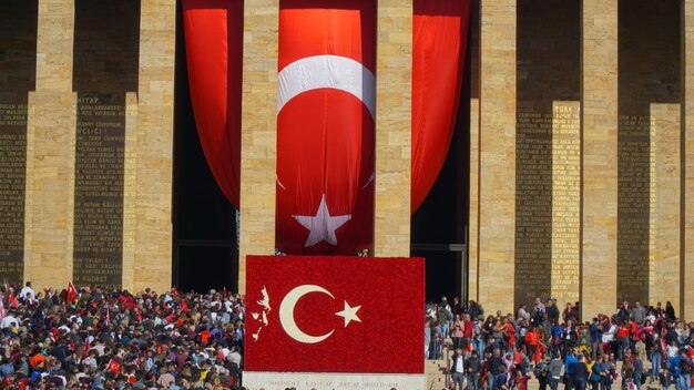 Photo group of people in front of flags