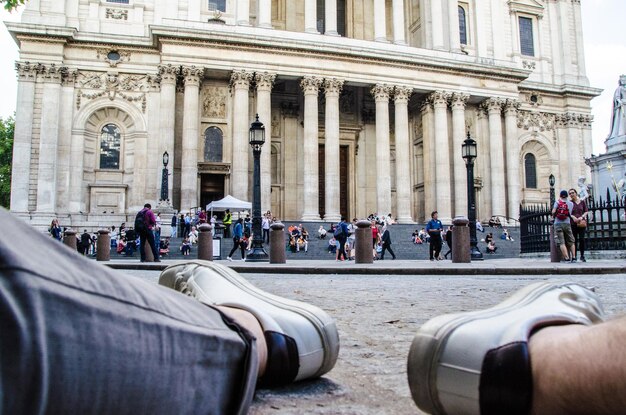 Foto gruppo di persone davanti all'edificio storico