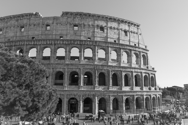 Foto gruppo di persone davanti all'edificio storico