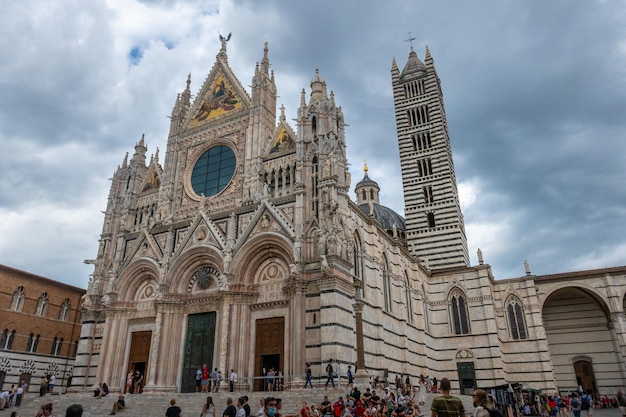 Photo group of people in front of siena dome toscana italy against sky