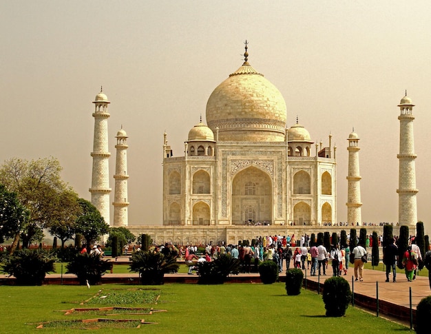 Photo group of people in front of tak mahal