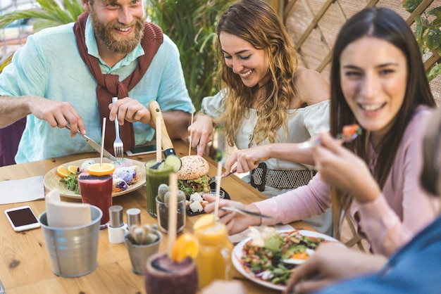 Foto gruppo di persone che mangiano a tavola