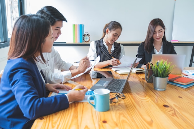 Photo group of people having a meeting