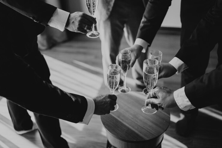 Photo group of people holding hands