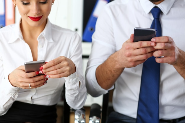 Foto gruppo di persone guardano i telefoni nelle loro mani