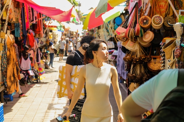 Foto gruppo di persone al mercato in città