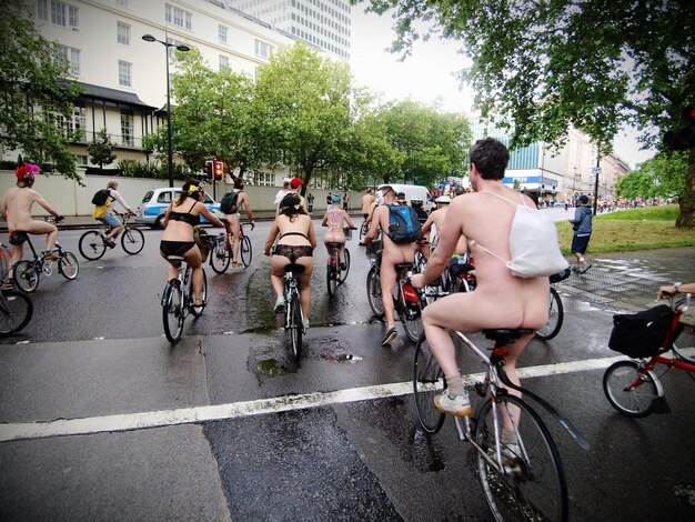 Photo group of people participating in world naked bike ride