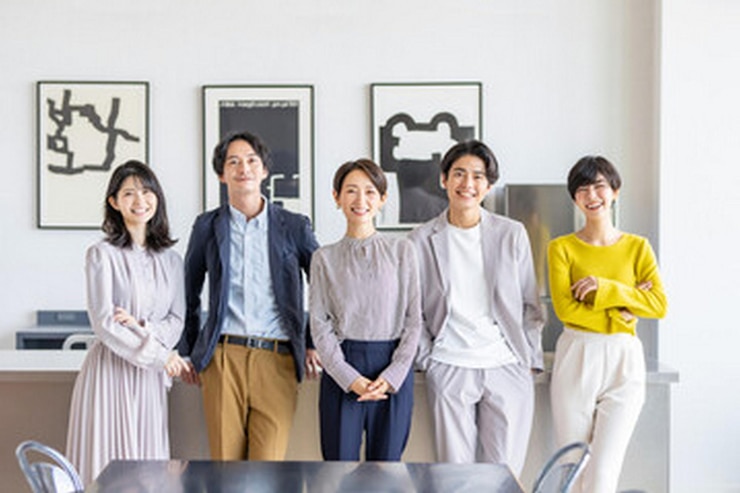 Photo 그들 의 사진 을 가지고 거실 에서 포즈 를 취하는 사람 들 의 그룹