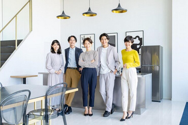 Photo キッチンで写真を撮るためにポーズをとっている人々のグループ